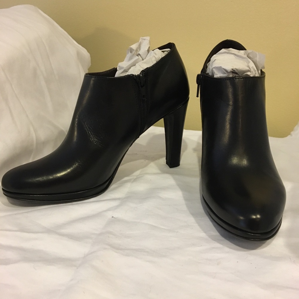 Sesto Meucci Black leather booties